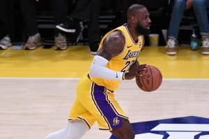 詹姆斯：我们一直依赖于防守 如果投篮不准就得做好防守