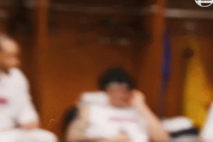 9中7砍18分！被科尔表扬！赛后更衣室波斯特面对镜头送出飞吻😘