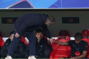 提前被换下！每体：亚马尔下场后感到沮丧，弗里克上前交谈&鼓励