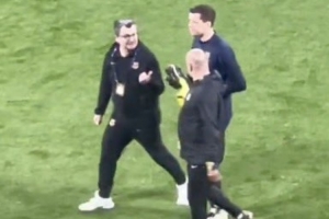 塞尔电台：什琴斯尼赛前热身时手部受伤，但并不严重