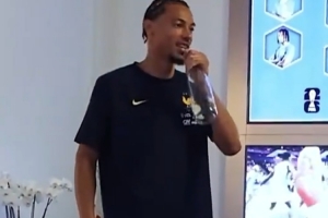 法国队晒视频：新人埃基蒂克&阿克利乌舍唱歌，巴尔科拉过生日