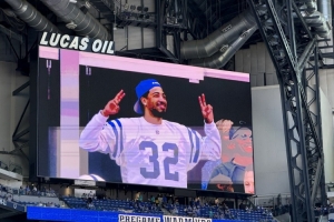 印城主人翁！哈利现身同城NFL球队小马队主场观看揭幕战