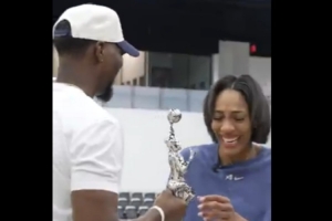 有点甜！阿德巴约为女友阿贾-威尔逊颁发MVP奖杯 后者激动落泪