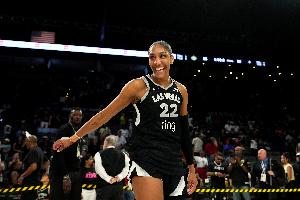 统治力！阿贾-威尔逊本赛季同时揽下MVP和DPOY两项大奖