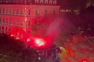 今个真高兴！巴黎球迷燃放烟花庆祝登贝莱斩获金球奖