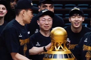 聚光灯下金杯重燃荣耀！我们成功卫冕！下一步将挑战更高目标！