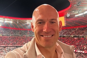 好久不见！41岁罗本重返慕尼黑，现场观战拜仁vs布鲁日的欧冠比赛