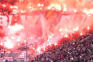 🔥震撼！拜仁远征球迷赛前亮出TIFO，并燃放烟花点燃看台
