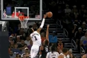 遮天蔽日！格雷森-阿伦强攻上篮 文班亚马大帽扇出界外