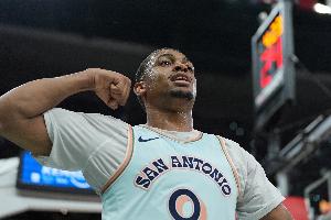 干净利落！凯尔登闪电变向杀进内线 铆足劲抡臂战斧隔扣马威