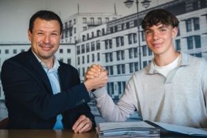 体图：皇萨仁和巴黎等队有意16岁中场艾希霍恩，赫塔要价2000万欧