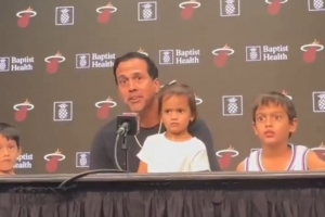 斯波：热火一些球员的妻子帮我带娃了 他们周五都正常上学的