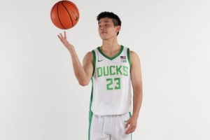 媒体人：林葳的运动战表现依然挣扎 需尽快适应NCAA的节奏和强度