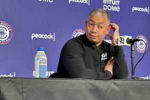 😂开始摆烂！卢生气又无奈 小吧看到他吹着口哨走出采访室