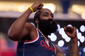 拆弹专家！哈登弧顶接锅轰进超远压哨三分