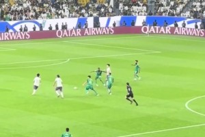 太可惜了！国足流畅反击，韦世豪禁区滑倒失去良机