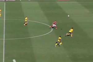 引来热议！这球前锋该射门吗？你怎么看？🤔