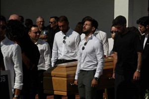 送别挚友😭！鲁本-内维斯赶回葡萄牙为若塔抬棺