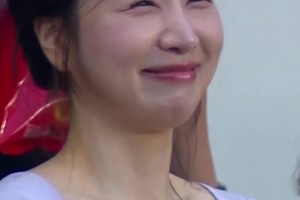 你喜欢哪一类型？东亚杯赛场边的韩国美女😍