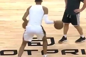 文班这双手控球的视频在外网火了！这是什么身体协调性啊🤯