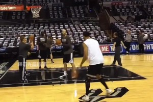 早期邓肯赛前投篮训练 逮住机会就是一记精准打板！