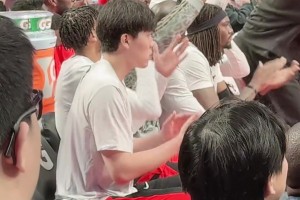 球迷实拍杨瀚森在替补席观看NBA视频配文：鼓掌慢了半拍😅