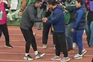 面对前辈！邵佳一躬身双手和崔康熙握手