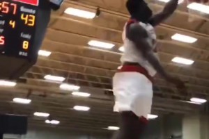 现在有点挥霍天赋了！高中时期的锡安打球，简直是非人类的存在！