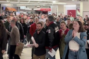 开拓者赢了联盟第一的雷霆！主场球迷赛后开心得不得了