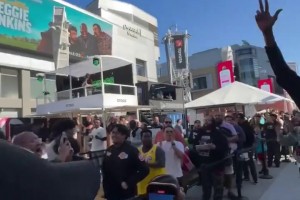 艾顿现身全明星周末～一记超远端尿盆三分技惊四座...